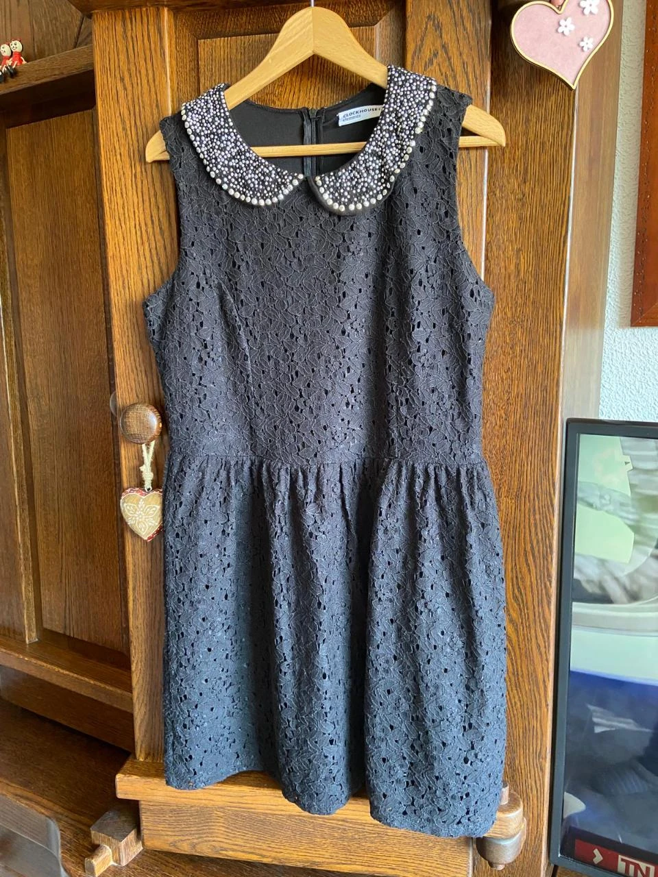 Vestido de encaje negro, cuello con pedrería. Clockhouse. Talla XL – photo 2